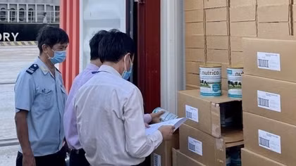 Thông quan lô hàng hơn 22.000 lon sữa viện trợ từ Úc