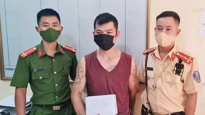 Con nghiện “đánh hàng” ma túy gặp… phải CSGT