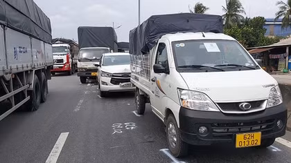 Bốn ô tô tông liên hoàn trên đường dẫn cao tốc TP Hồ Chí Minh - Trung Lương