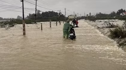 Mưa lũ đã làm 18 người chết và mất tích, 25.000 học sinh phải nghỉ học