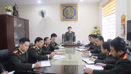 Lính an ninh điều tra vùng biên ải