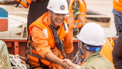 Nụ cười thách thức thuỷ thần