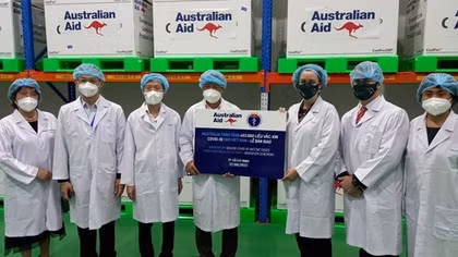 Bộ Y tế tiếp nhận 403.000 liều vaccine từ Chính phủ Australia trao tặng