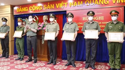 Khen thưởng hàng trăm CBCS Công an tỉnh Bình Dương vì hoàn thành tốt “mục tiêu kép”