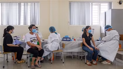 Nhân viên y tế Bắc Giang hỗ trợ Hà Nội tiêm vaccine