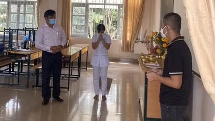 Nữ điều dưỡng lập bàn thờ vọng chịu tang cha trong khu cách ly