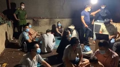 12 con bạc rủ nhau vào lò sấy cà phê tổ chức “sát phạt đỏ đen”