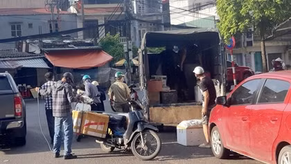 Lợi dụng thẻ “luồng xanh”, lập bến cóc giao nhận hàng hóa