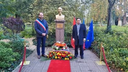 Thủ tướng Phạm Minh Chính dâng hoa tưởng nhớ Bác Hồ, thăm “không gian Hồ Chí Minh” tại TP. Montreuil