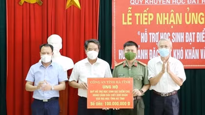 Trao 100 triệu đồng cho học sinh có hoàn cảnh đặc biệt khó khăn vào đại học