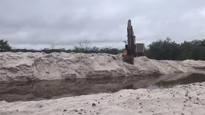 Cần ngăn chặn việc khai thác đất, cát trái phép từ các trang trại
