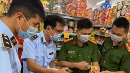 Liên tiếp xử phạt và tiêu hủy bánh trung thu không rõ nguồn gốc