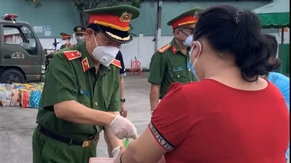 Công an TP Hồ Chí Minh tiếp tục trao tặng 2.750 phần quà cho người dân khó khăn