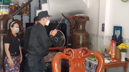 Chiến sỹ Cảnh sát cơ động nén đau, tổ chức tang lễ muộn cho cha