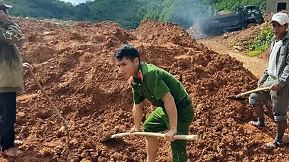Công an xã vùng cao tích cực giúp dân làm cầu treo