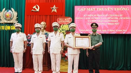Trao Bằng khen của Thủ tướng Chính phủ tặng Phòng Cảnh vệ miền Nam