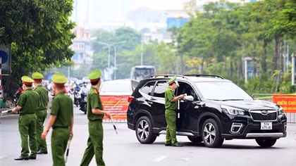 Hà Nội ngày đầu siết chặt giấy đi đường: Đa số người dân chỉ bị nhắc nhở
