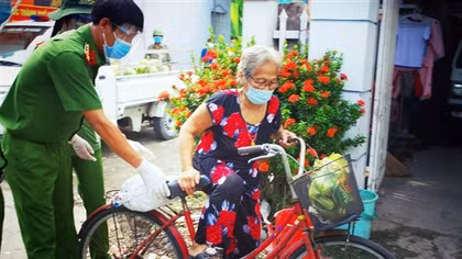 Công an TP Long Xuyên thực hiện tốt phiên chợ 0 đồng giúp dân