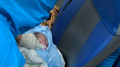 Bé trai chào đời trên chuyến tàu đặc biệt từ TP Hồ Chí Minh về Quảng Bình