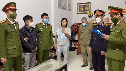 Nhân viên cây xăng bán hơn 1.000 hóa đơn khống