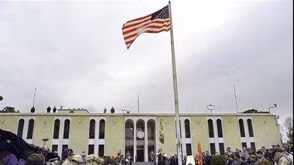 Mỹ hạ cờ tại đại sứ quán ở Afghanistan