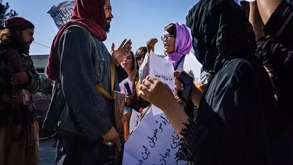 Taliban cấm nữ giới vào làm việc tại Bộ Phụ nữ