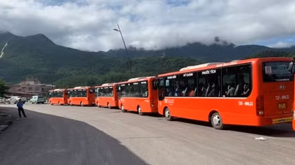 Thừa Thiên Huế bố trí 15 ôtô khách trung chuyển 350 người đi bộ về quê