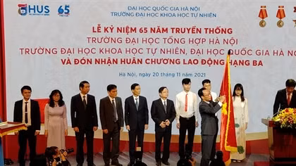 Trường Đại học Khoa học tự nhiên đón Huân chương Lao động hạng Ba lần thứ 2