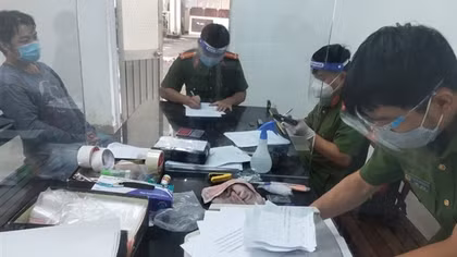 Mang công cụ hỗ trợ, ma túy trên xe ô tô “thông chốt” kiểm dịch
