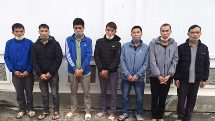Bắt giữ 7 đối tượng chơi xóc đĩa ăn tiền