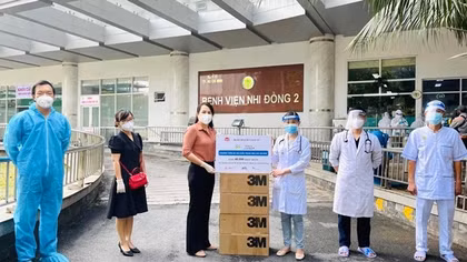 Bộ KH&ĐT trao tặng khẩu trang cho cán bộ y tế tuyến đầu chống dịch COVID-19