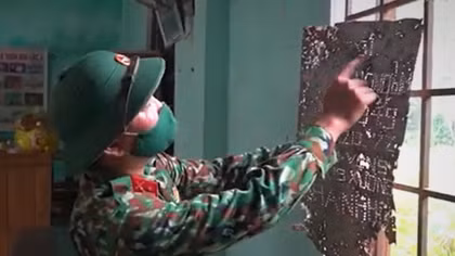 Tìm thấy hài cốt liệt sĩ chôn cùng tấm tôn có khắc danh tính