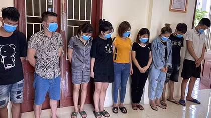 Chủ quán karaoke bắt giữ khách để... đòi nợ