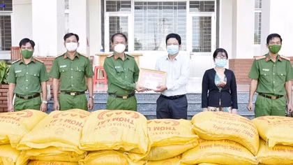 Trại giam Cái Tàu chia sẻ khó khăn với người dân