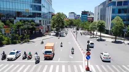 Hà Nội nắng nóng 37 độ C, trời oi bức