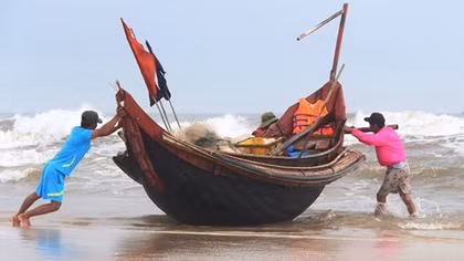 Hỗ trợ ngư dân an tâm đánh bắt hải sản mùa biển động