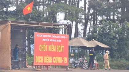 Nông dân lo lắng khi bị huyện “cấm” đi rẫy