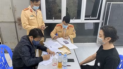 Test nhanh ra tài xế ô tô dương tính với ma tuý