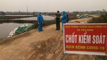 Không đeo khẩu trang còn dùng hung khí tấn công cán bộ kiểm dịch