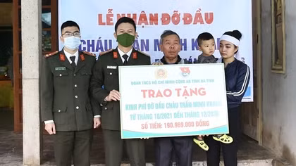 Công an tỉnh Hà Tĩnh tặng hơn 190 triệu đồng đỡ đầu con trai đồng đội