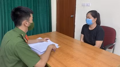 Vợ say rượu "giải cứu" chồng ở chốt kiểm dịch