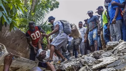 Hơn 300 người chết vì động đất kinh hoàng ở Haiti