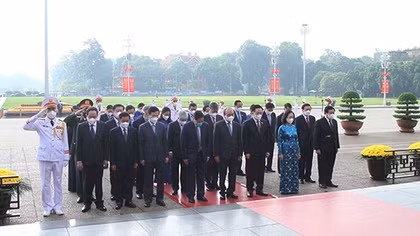 Lãnh đạo Đảng, Nhà nước và Bộ Công an vào Lăng viếng Chủ tịch Hồ Chí Minh