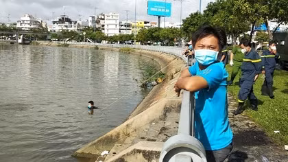 Trên đường đi khám bệnh, người đàn ông lao mình xuống kênh Tàu Hủ