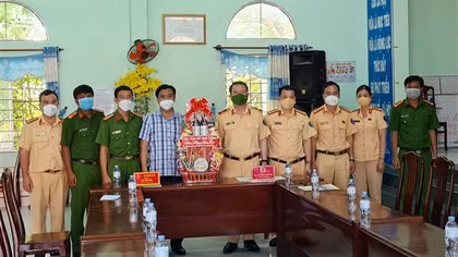 Cục CSGT thăm và làm việc với Công an xã Bình Hiệp