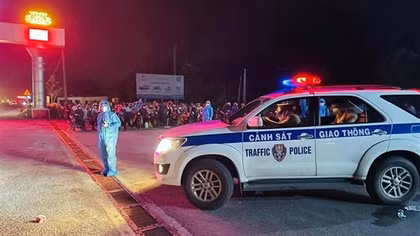 CSGT Thanh Hóa hỗ trợ người dân về quê