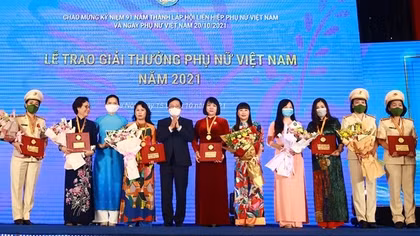 Hai điển hình của Bộ Công an nhận Giải thưởng Phụ nữ Việt Nam năm 2021