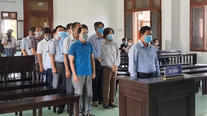 Xét xử sơ thẩm 18 bị cáo trong vụ lộ đề thi công chức ở tỉnh Phú Yên
