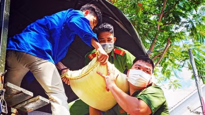 Công an tỉnh An Giang tiếp tục trao tặng 200 tấn gạo, 47 tấn cá, rau củ hỗ trợ người dân khó khăn