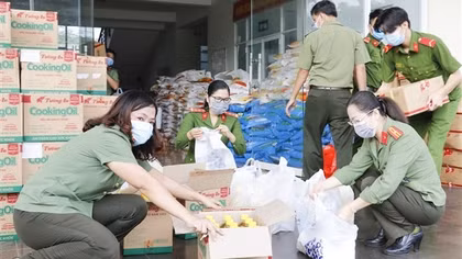 Công an quận Ninh Kiều tặng 2.000 phần quà cho các hộ dân khó khăn